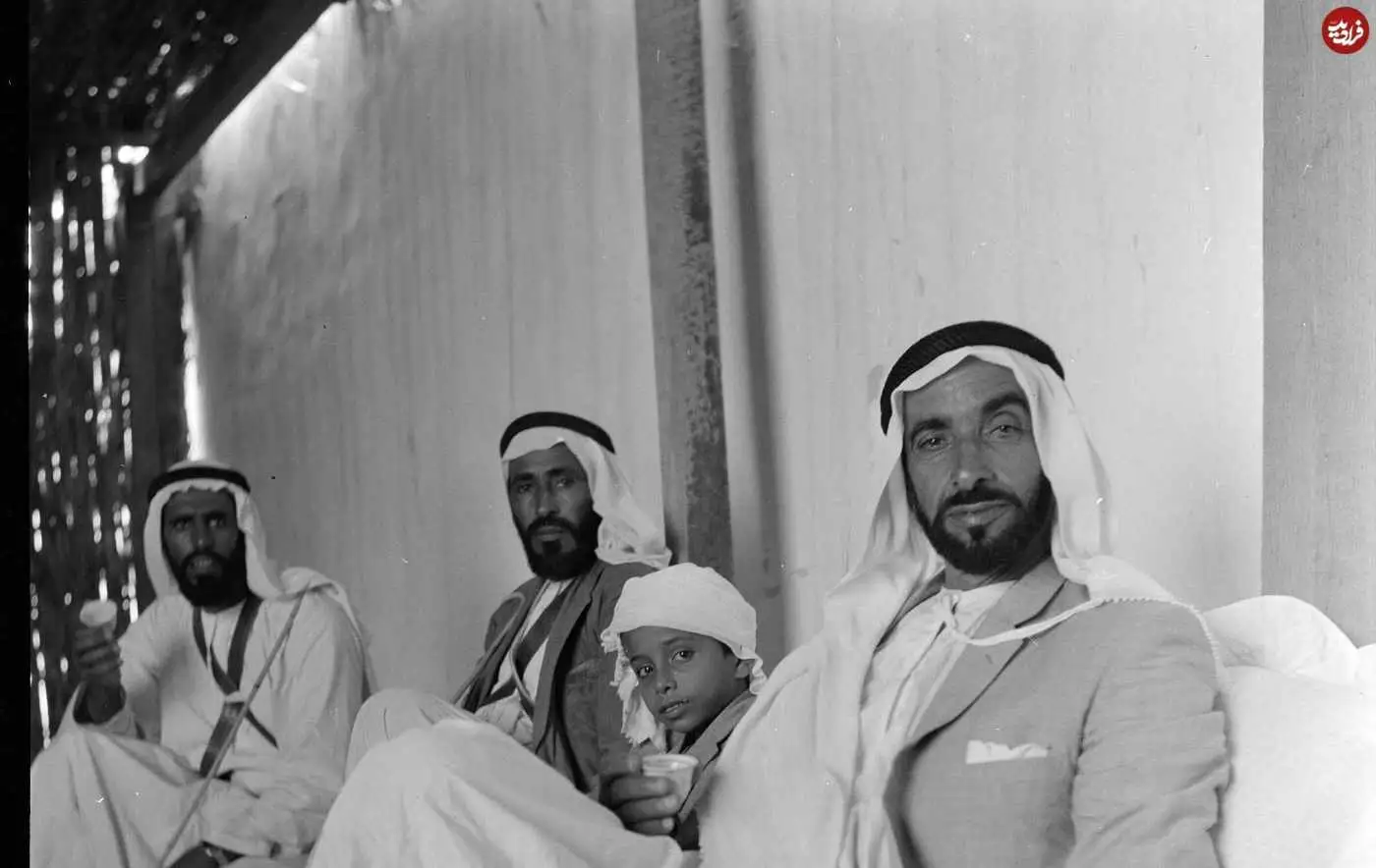 عکس؛ سفر در زمان؛ «شیخ زاید» بنیانگذار امارات و اعضای خانواده اش در یک کاخ؛ سال 1344