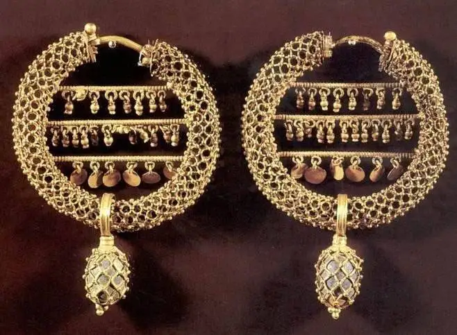 عکس؛ یک جفت گوشواره طلا از دوره هخامنشی