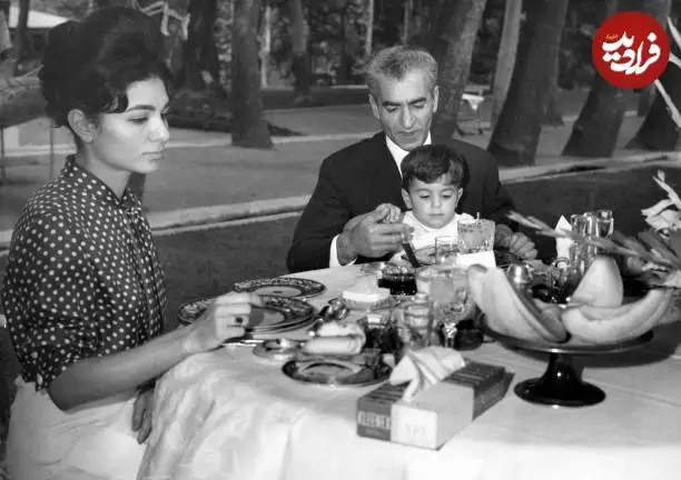 عکس| سفر در زمان؛ «فرح، علیرضا و محمدرضا پهلوی» در حال صبحانه خوردن در پاریس؛ سال 1348