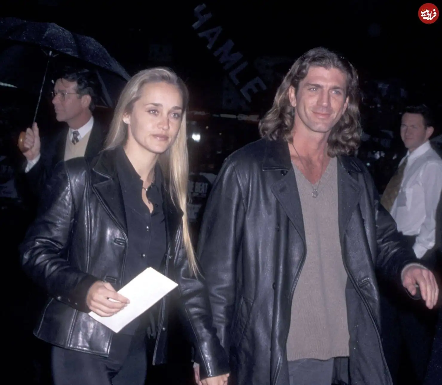 عکس| سفر به تاریخ؛ «سالی» سریال پزشک دهکده در کنار همسرش در یک مراسم؛ سال 1375