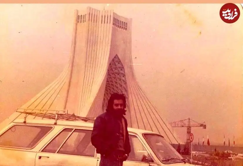 عکس| سفر در زمان؛ «خسرو شکیبایی» در جوانی و در کنار میدان آزادی؛ دهه 50