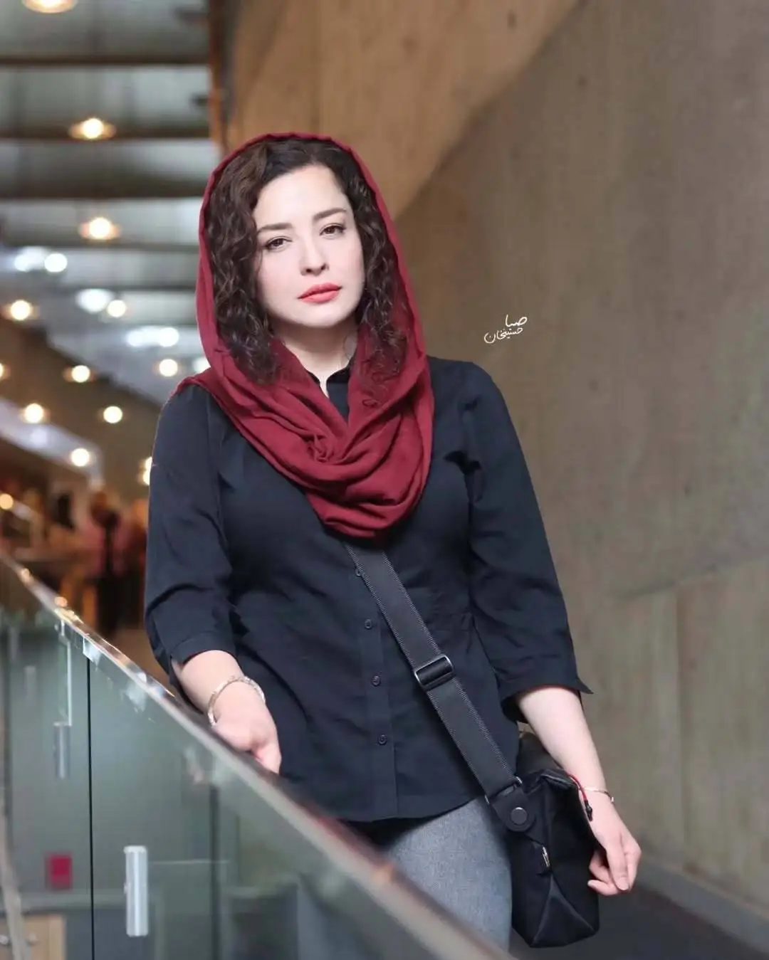 تصاویر؛ مهراوه شریفی نیا در اکران مردمی «سالن چهار»؛ استایلی رسمی با شال قرمزرنگ و موهای فرفری