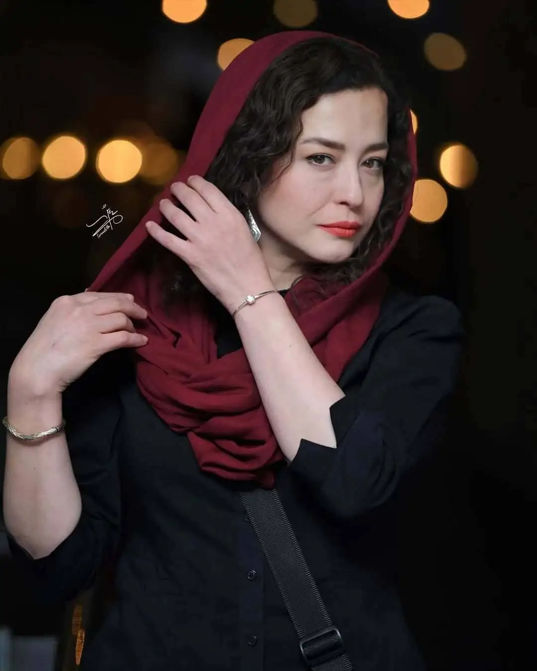تصاویر؛ مهراوه شریفی نیا در اکران مردمی «سالن چهار»؛ استایلی رسمی با شال قرمزرنگ و موهای فرفری