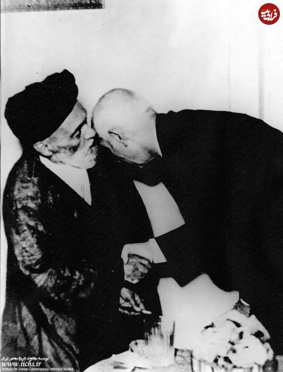 عکس| سفر به تاریخ؛ «آیت الله کاشانی» در حال روبوسی با «دکتر مصدق»؛ سال 1331
