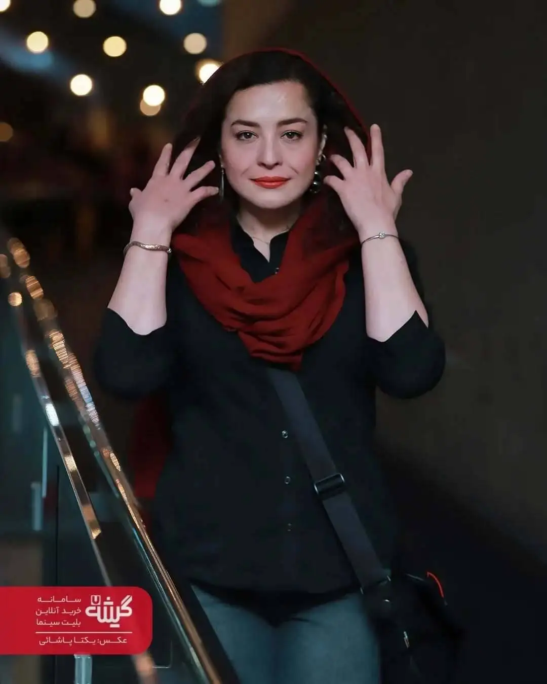 تصاویر؛ مهراوه شریفی نیا در اکران مردمی «سالن چهار»؛ استایلی رسمی با شال قرمزرنگ و موهای فرفری