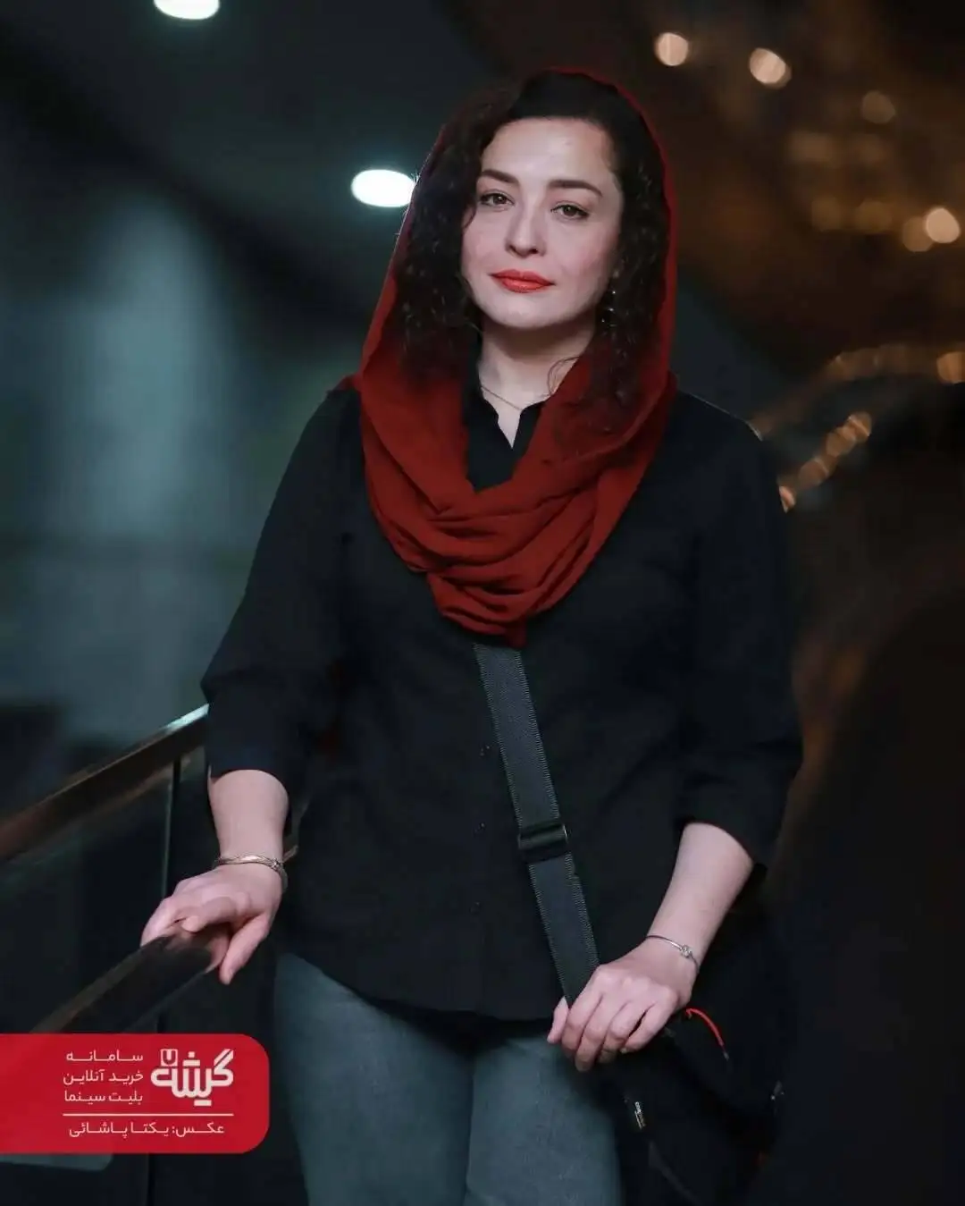 تصاویر؛ مهراوه شریفی نیا در اکران مردمی «سالن چهار»؛ استایلی رسمی با شال قرمزرنگ و موهای فرفری