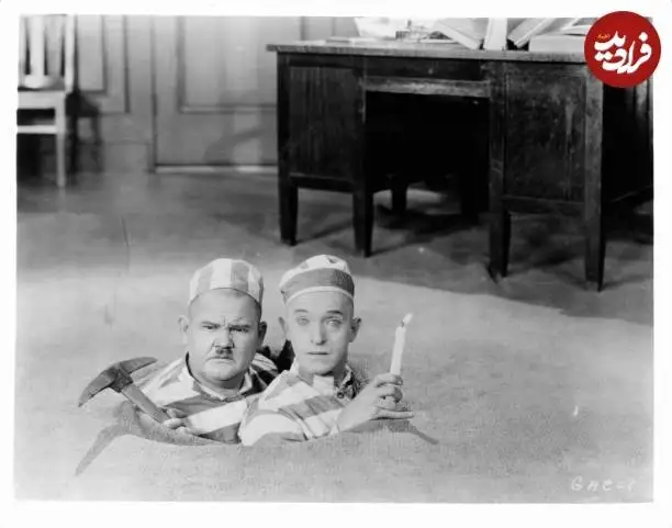 عکس؛ سفر در زمان؛ لورل و هاردی در صحنه ای از فیلم «صد سال دوم»؛ سال 1305