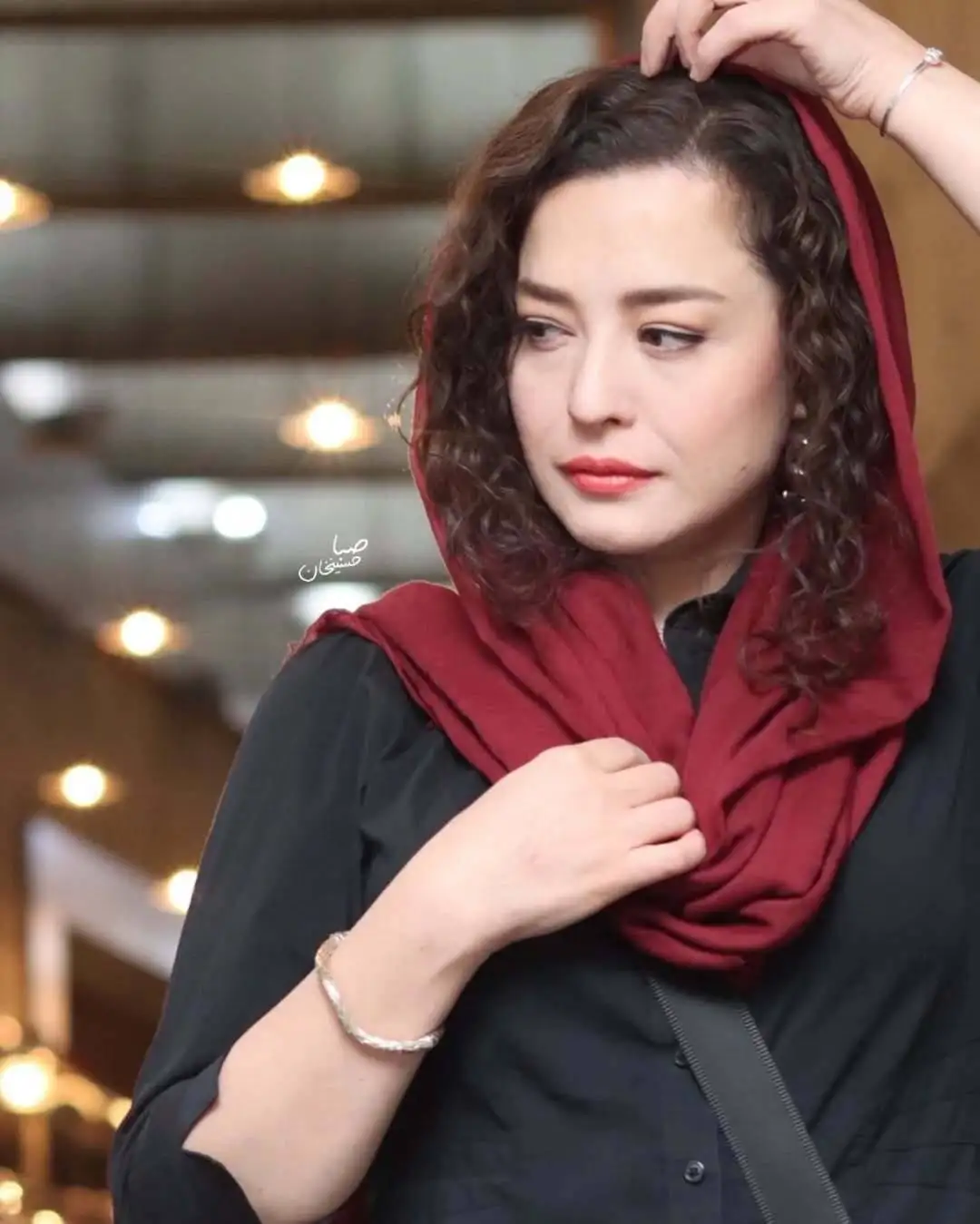 تصاویر؛ مهراوه شریفی نیا در اکران مردمی «سالن چهار»؛ استایلی رسمی با شال قرمزرنگ و موهای فرفری