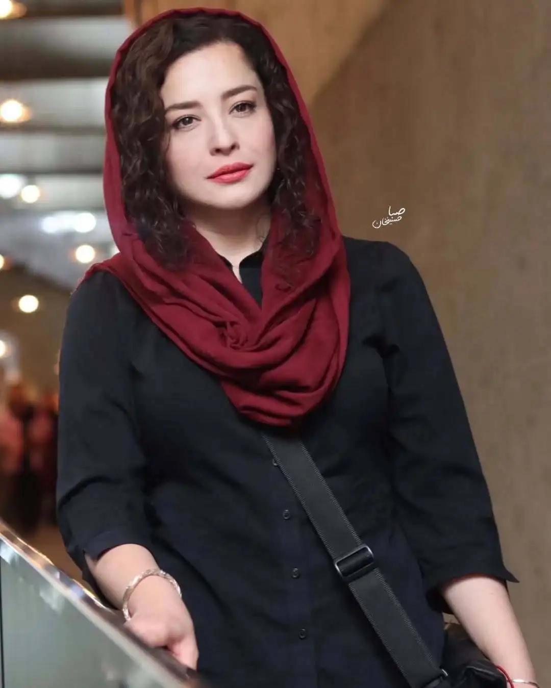 تصاویر؛ مهراوه شریفی نیا در اکران مردمی «سالن چهار»؛ استایلی رسمی با شال قرمزرنگ و موهای فرفری