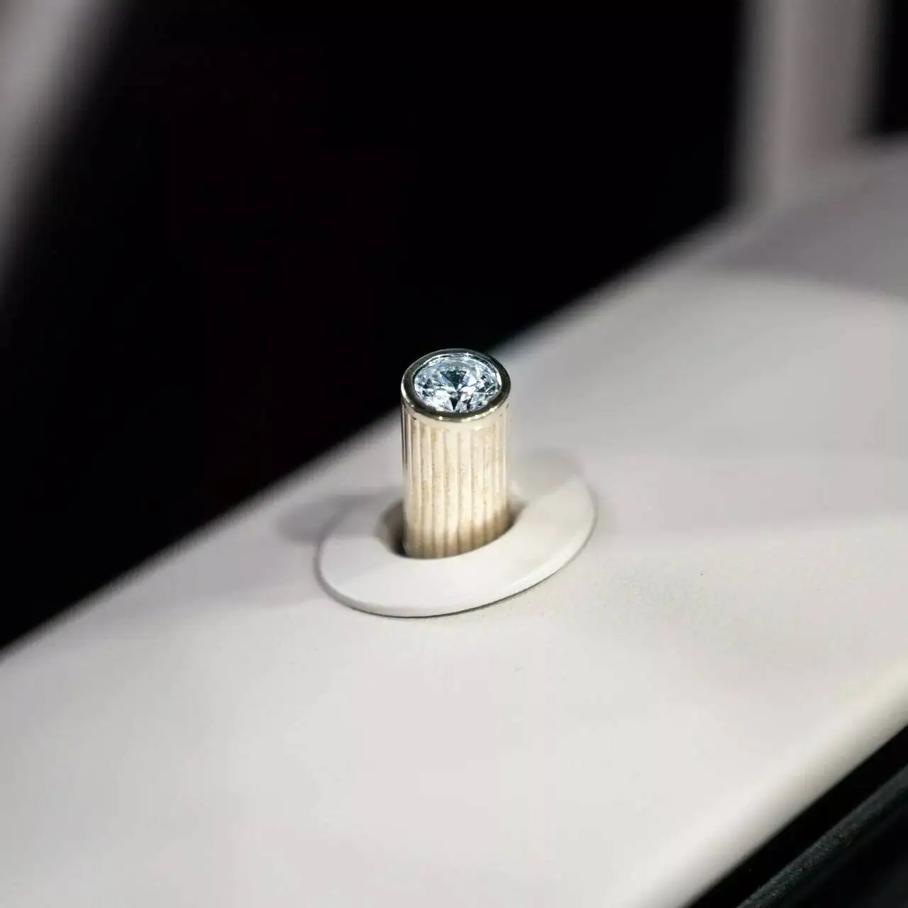 تصاویر؛ تزئین مرسدس بنز با پودر الماس و پوست کروکودیل؛ شاسی بلند 170 میلیارد تومانی