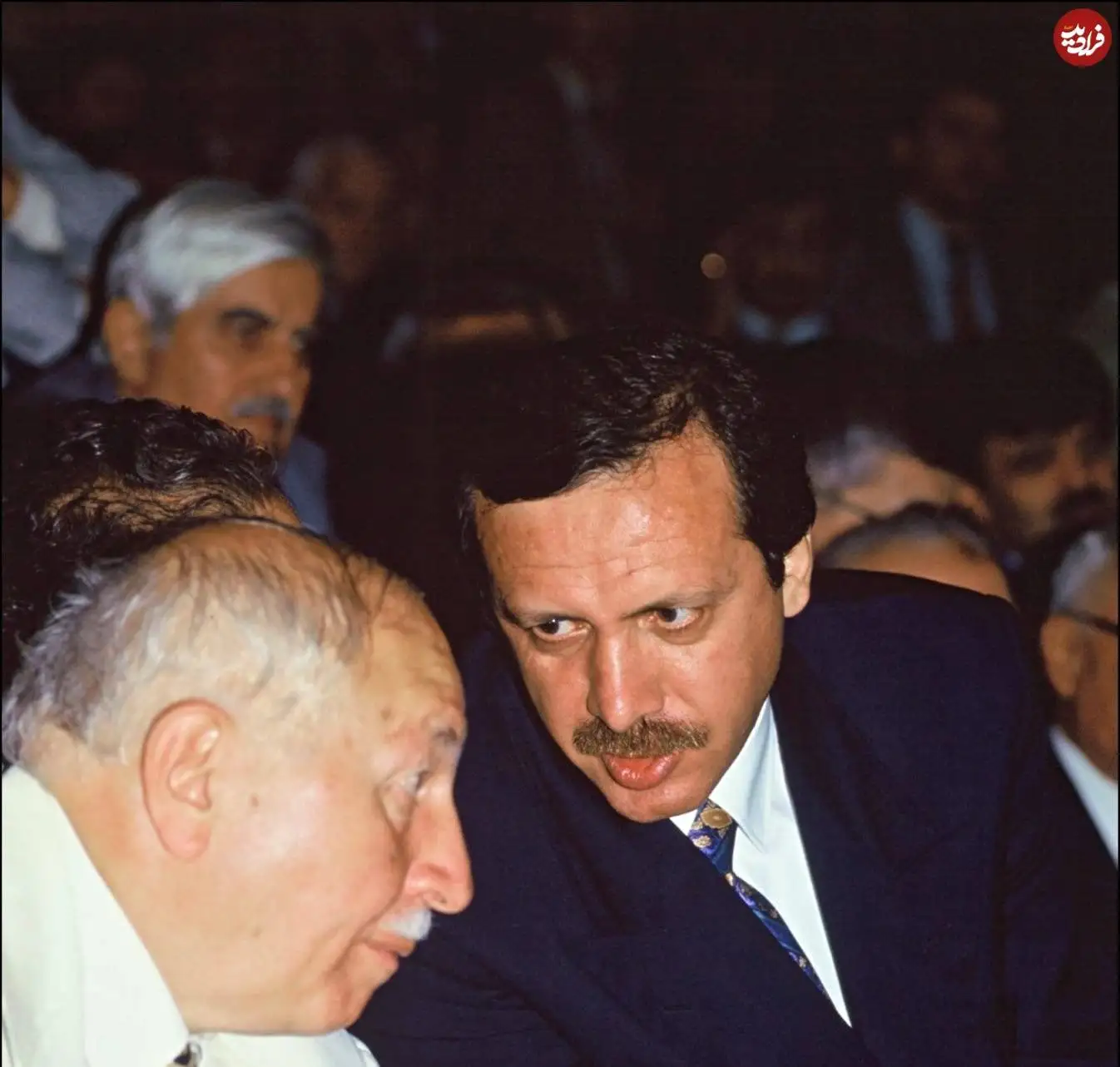 عکس؛ سفر در زمان؛ رجب طیب اردوغان در حال گفتگو با نجم الدین اربکان در استانبول؛ سال 1374