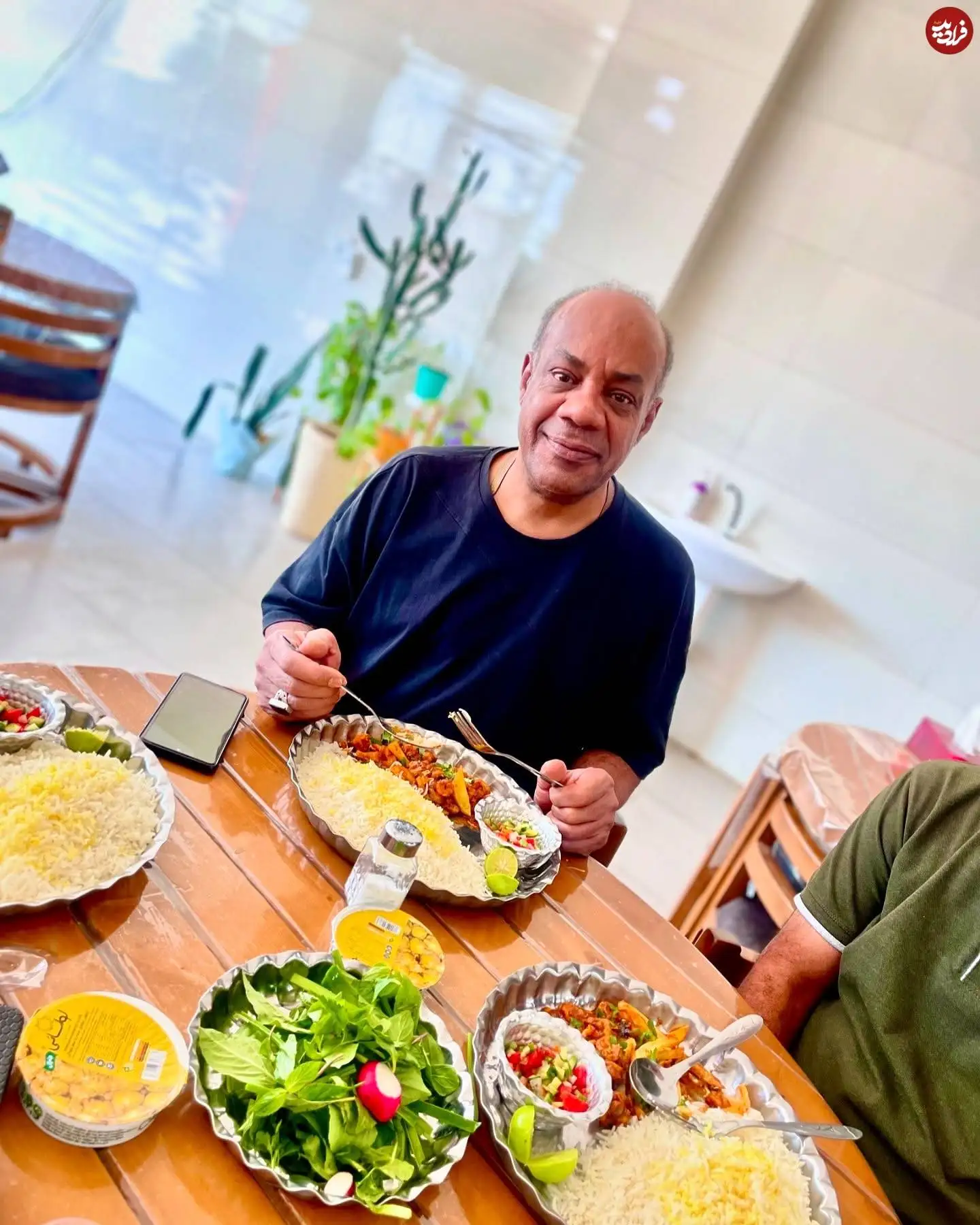 عکس| سفر در زمان؛ «ممیسابو» سریال یوسف پیامبر در یک رستوران در هرمزگان؛ سال 1403