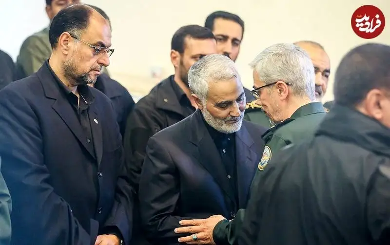 عکس| سفر به تاریخ؛ «سرلشکر باقری» در حال تسلیت گفتن به «سردار سلیمانی» در یک مراسم ترحیم