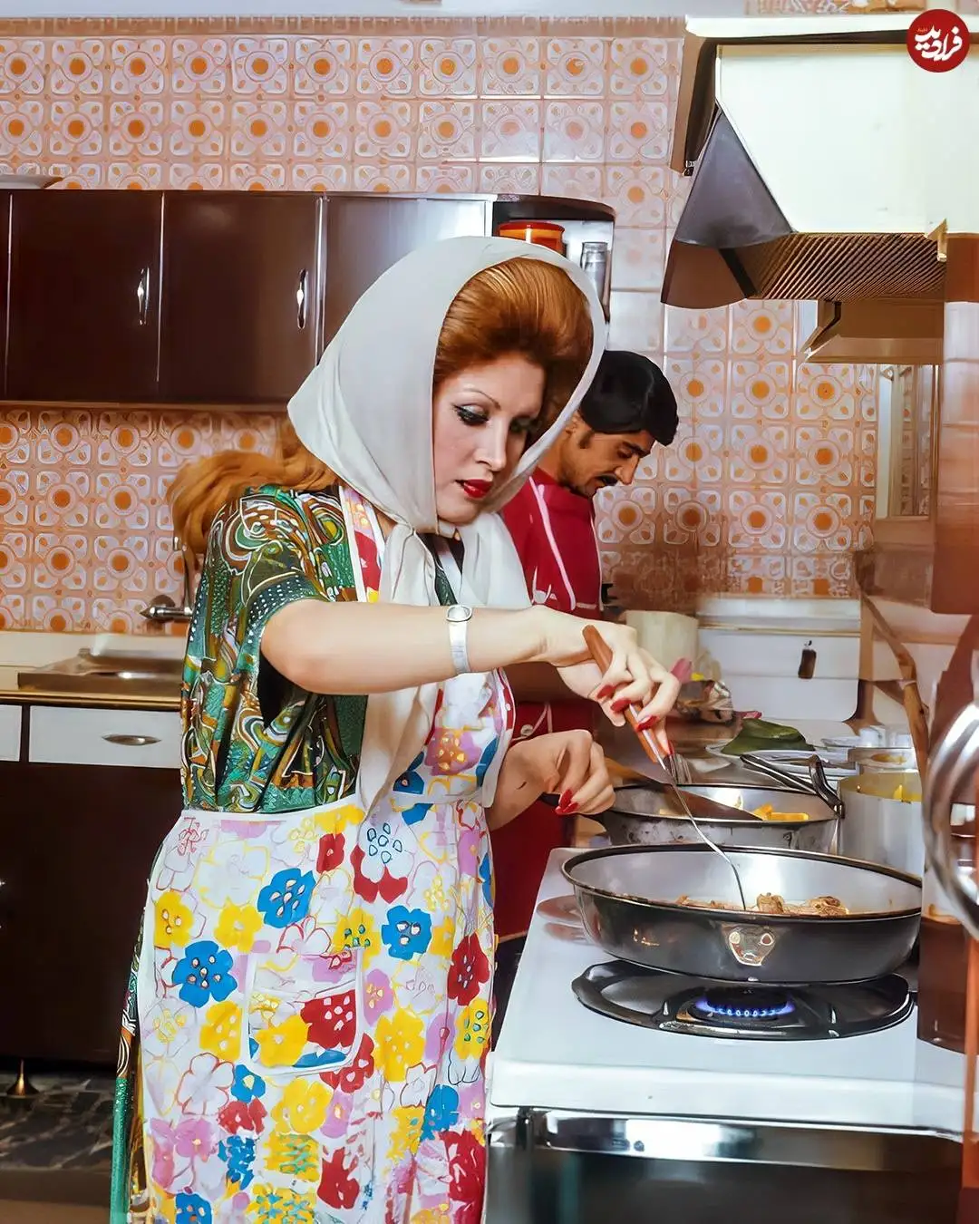 عکس| سفر در زمان؛ «مهستی» در حال آشپزی کردن در خانه شخصی اش؛ دهه 50