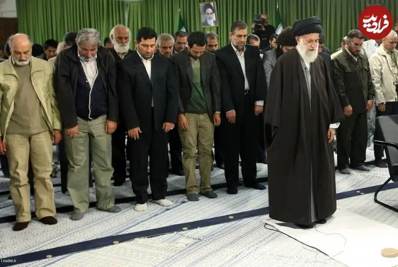 عکس| سفر زمان؛ «یوزارسیف و یعقوب» در حال نماز خواندن پشت سر «رهبر انقلاب» در بیت رهبری