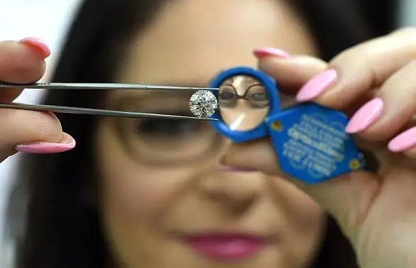 تصاویر| چشم مصنوعی با الماس 2 قیراطی مردی که شبیه شرورهای جیمز باند است!