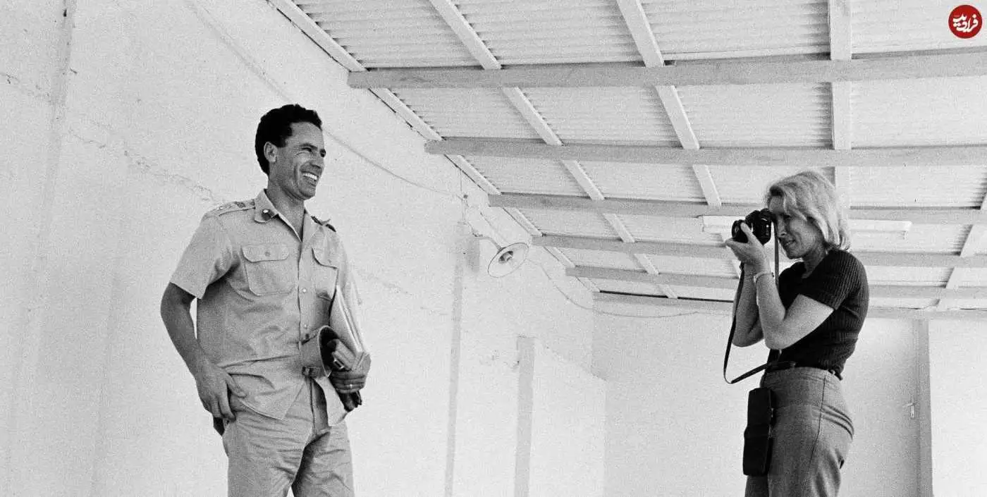 عکس| سفر در زمان؛ «سرهنگ قذافی» به همراه یک عکاس زن فرانسوی در خانه اش در طرابلس؛ سال 1351