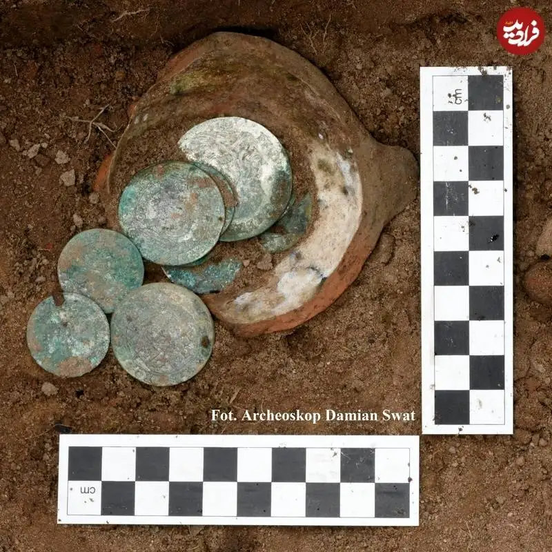 زن و شوهر روستایی «کوزۀ سکّه های 300 ساله» را در مزرعه شان پیدا کردند