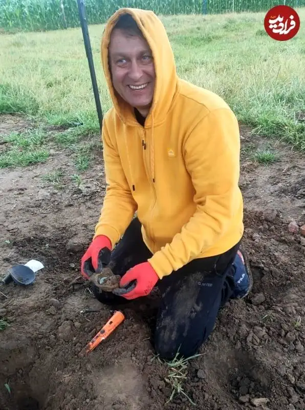 زن و شوهر روستایی «کوزۀ سکّه های 300 ساله» را در مزرعه شان پیدا کردند