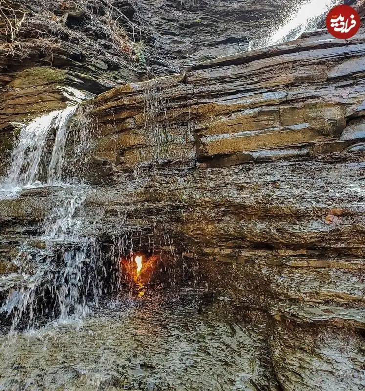 آبشار شگفت انگیزی که یک «شعلۀ ابدی» را در خود جای داده است