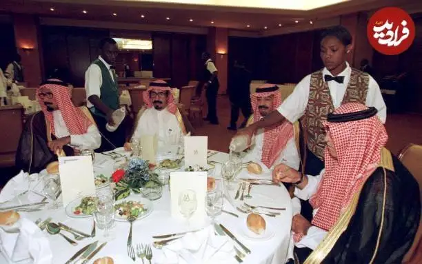 عکس| سفر در زمان؛ «ملک سلمان پادشاه عربستان» در یک مراسم شام در داکار؛ سال 1378