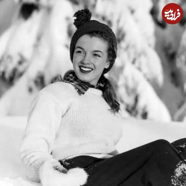 عکس| سفر در زمان؛ «مرلین مونرو» در حال برف بازی در کوه هود، اورگان؛ سال 1323