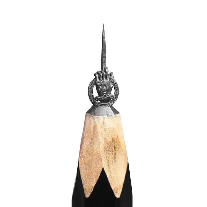 تصاویر؛ خلاقیت استثنایی هنرمندی که روی «نوک مداد» مجسمه می سازد