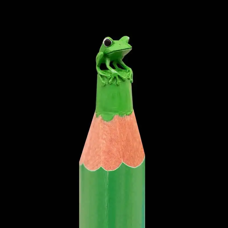 تصاویر؛ خلاقیت استثنایی هنرمندی که روی «نوک مداد» مجسمه می سازد