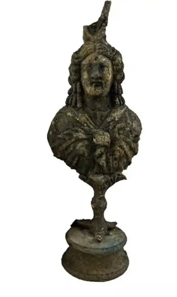 مجسمۀ «خدای مصری» در «پادگان روم باستان» پیدا شد