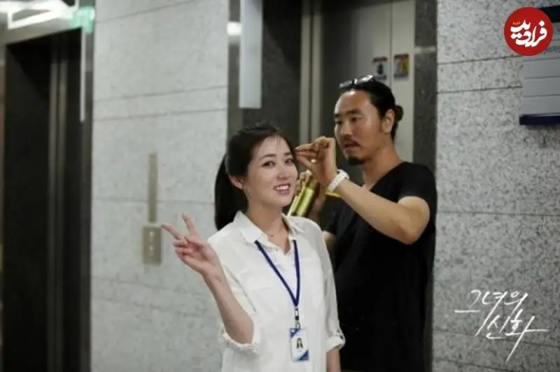 عکس| سفر زمان؛ مرتب کردن موهای «بانو یئون» (امپراتور بادها) در پشت صحنه سریال «افسانۀ او»