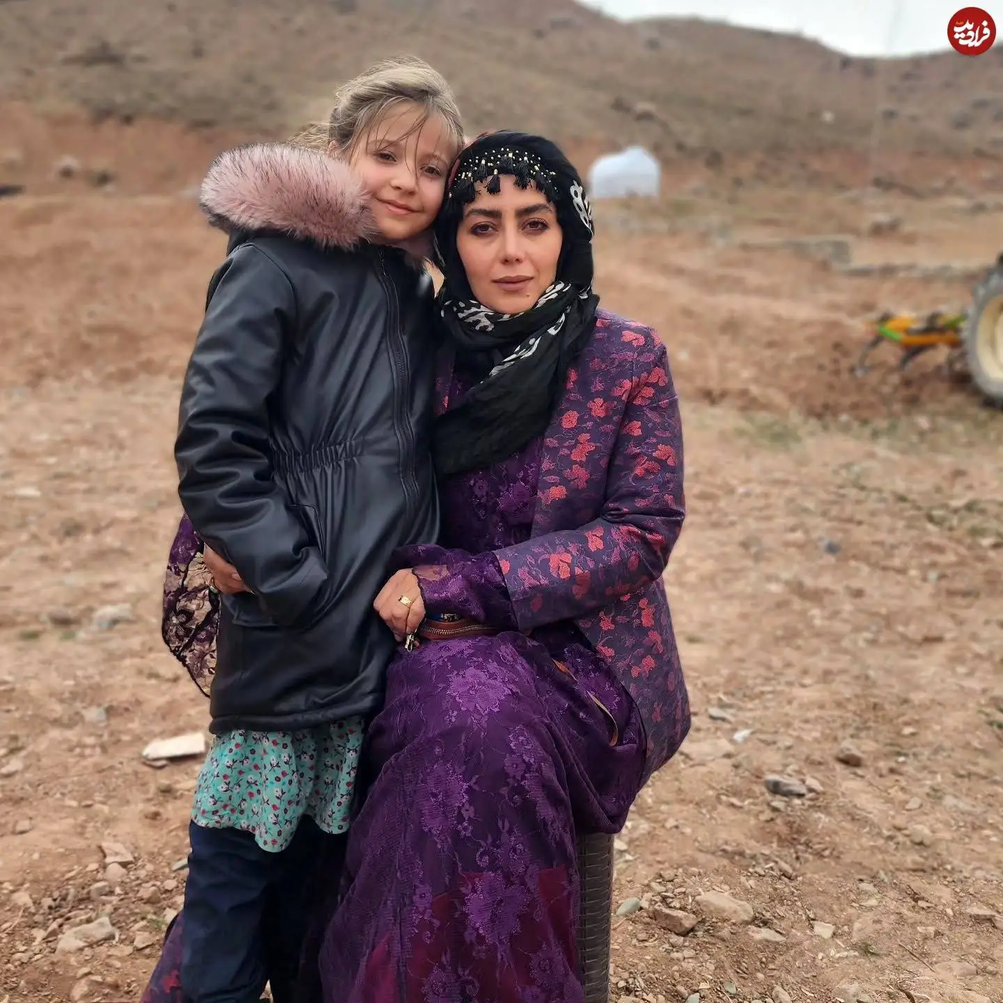 عکس| سفر در زمان؛ «روژان» در پشت صحنه سریال نون خ 5؛ سال 1403