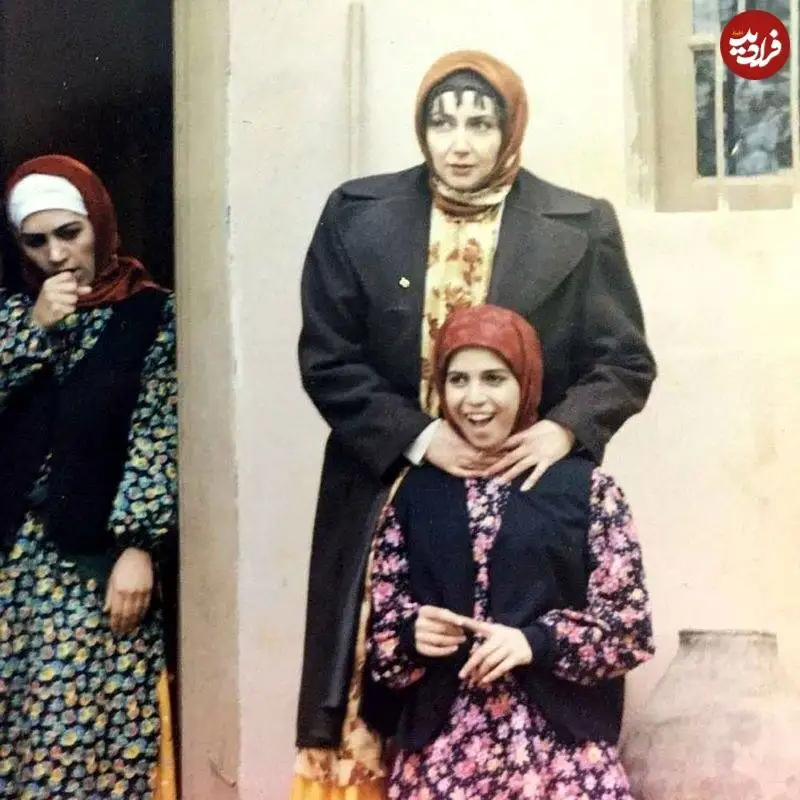 عکس| سفر به تاریخ؛ شوخی «خانم بس» (کتایون ریاحی) با «شیرین» در پشت صحنه «پس از باران»