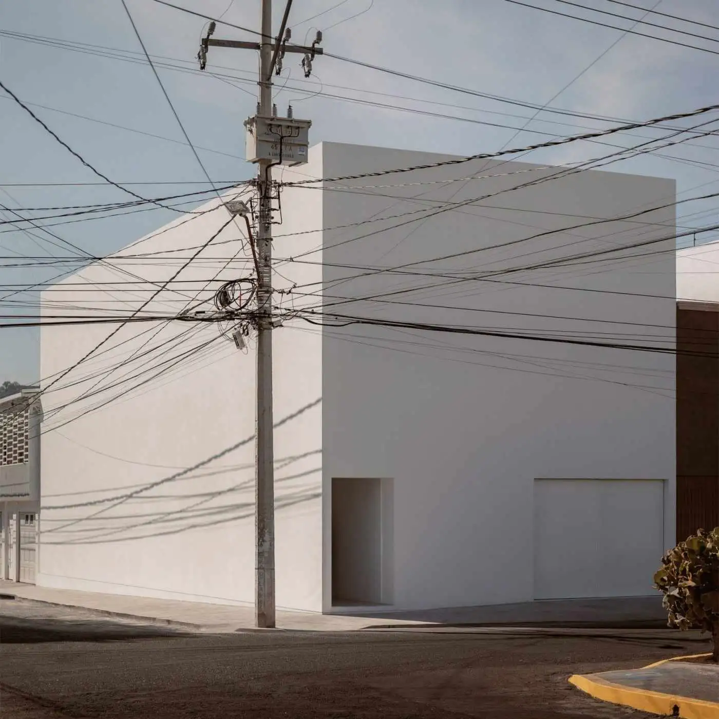 تصاویر؛ معماری متفاوت 8 خانۀ مدرن «بدون پنجره»