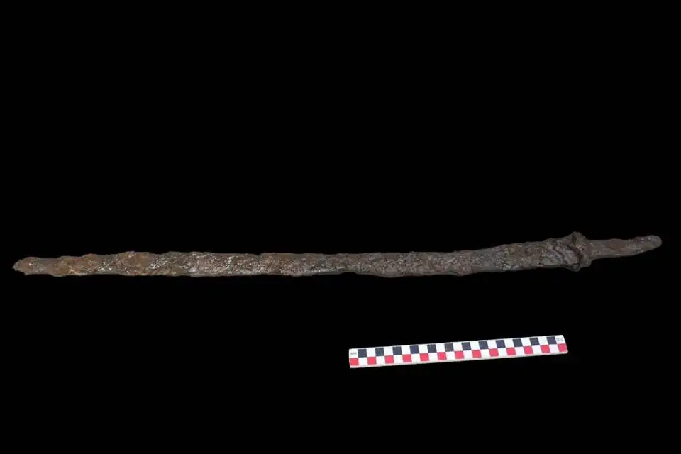 جنگجوی باستانی با شمشیرش بعد از 1400 سال از زیر خاک بیرون آمد