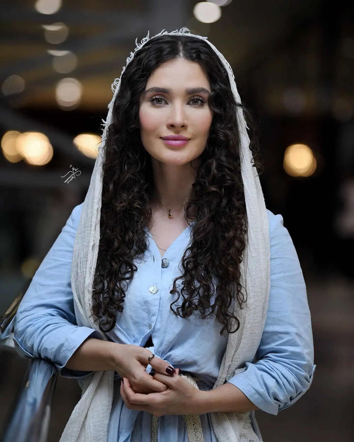 تصاویر؛ «ساناز سعیدی» با استایل آبی آسمانی و صندل های تابستانی در جشنواره