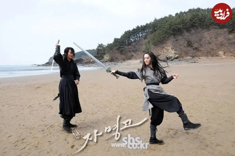 عکس| سفر به تاریخ؛ «پرنسس جامیونگ» در حال تمرین شمشیرزنی در پشت صحنۀ «جومونگ 3»