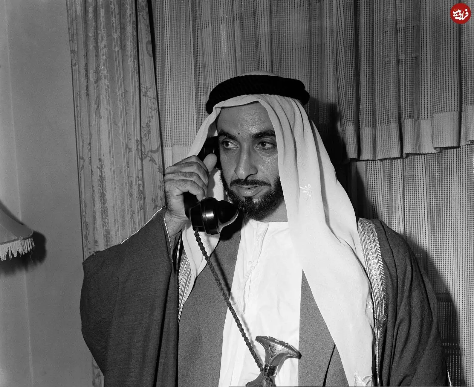 عکس| سفر در زمان؛ «شیخ زاید، بنیانگذار امارات» در حال صحبت با تلفن در لندن؛ سال 1334