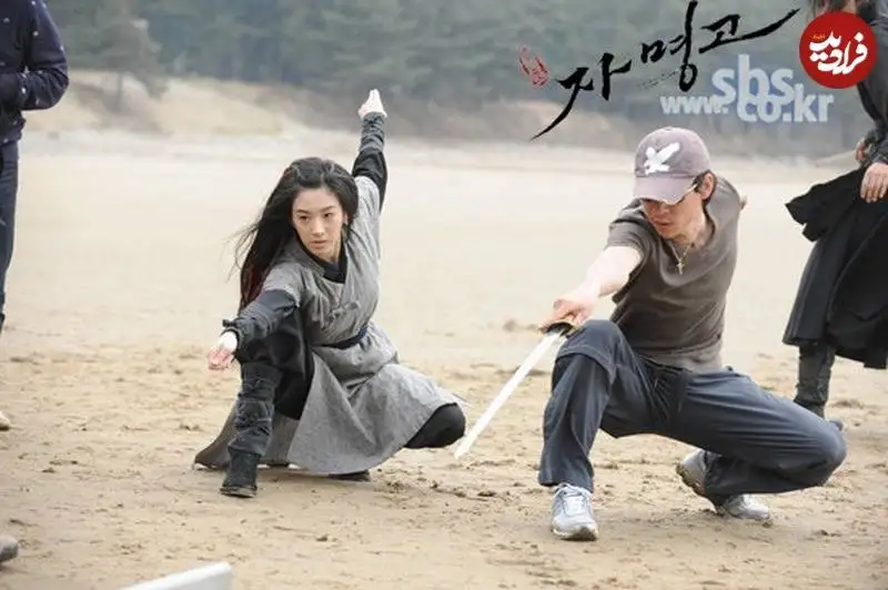 عکس| سفر به تاریخ؛ «پرنسس جامیونگ» در حال تمرین شمشیرزنی در پشت صحنۀ «جومونگ 3»