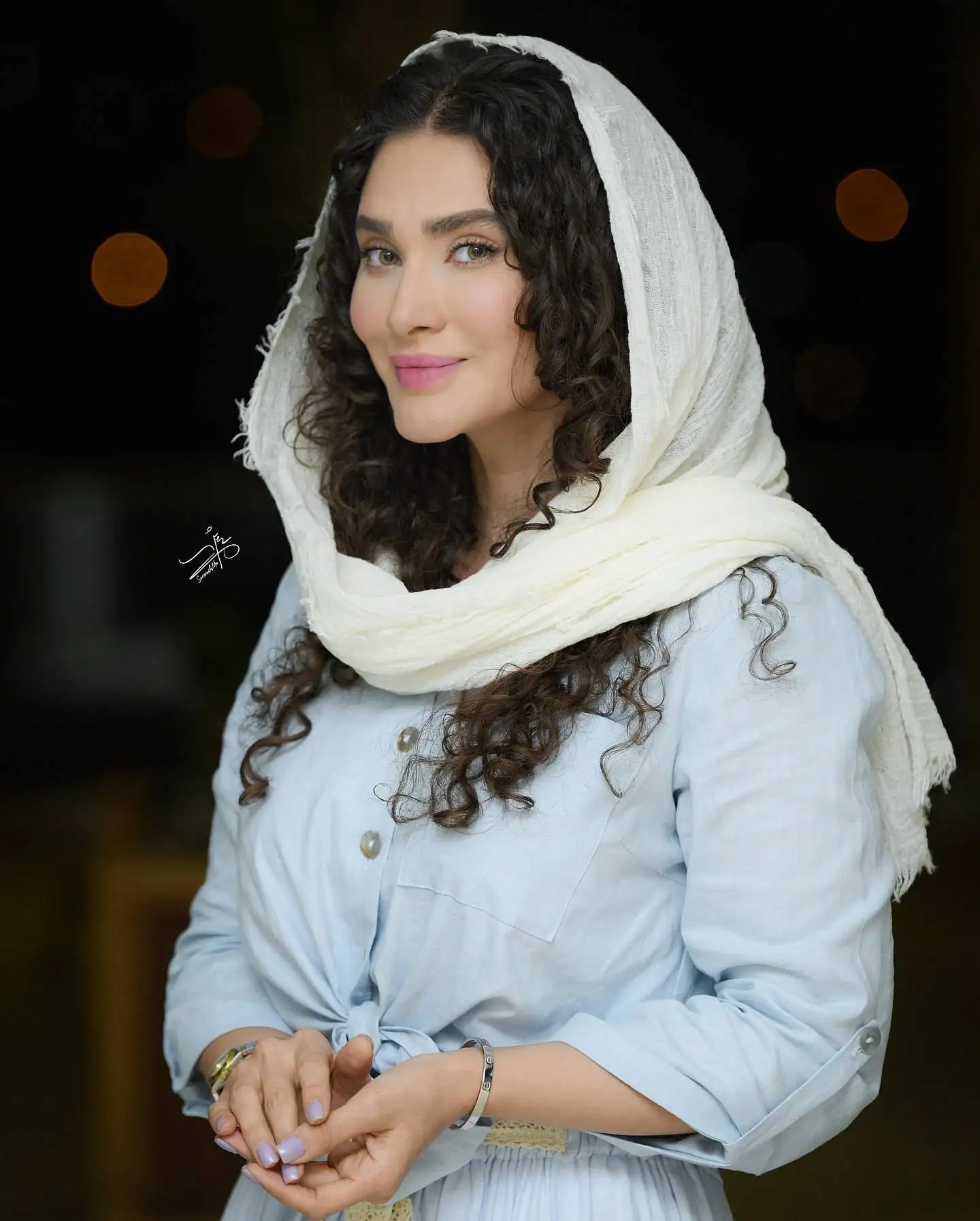 تصاویر؛ «ساناز سعیدی» با استایل آبی آسمانی و صندل های تابستانی در جشنواره