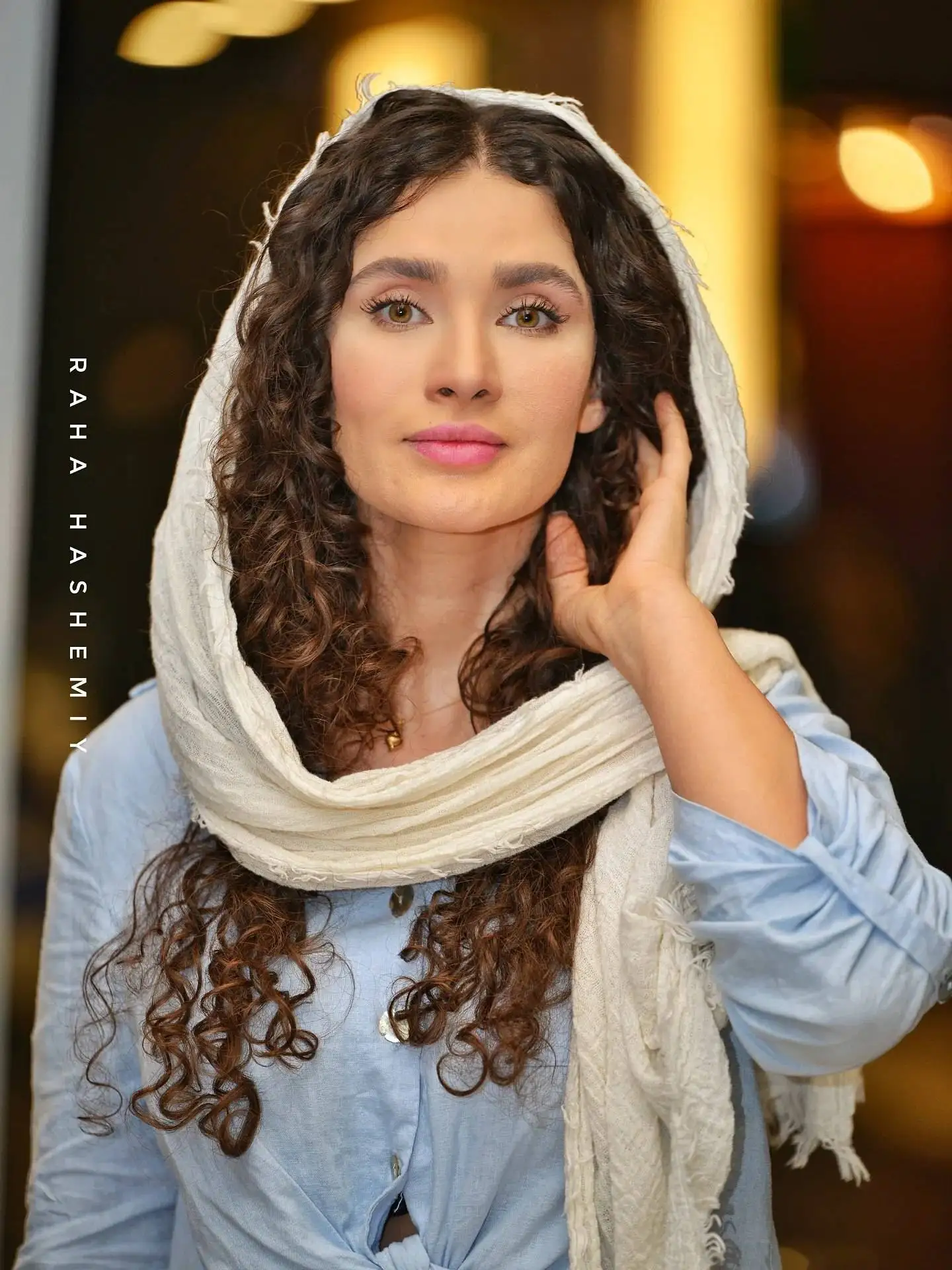 تصاویر؛ «ساناز سعیدی» با استایل آبی آسمانی و صندل های تابستانی در جشنواره
