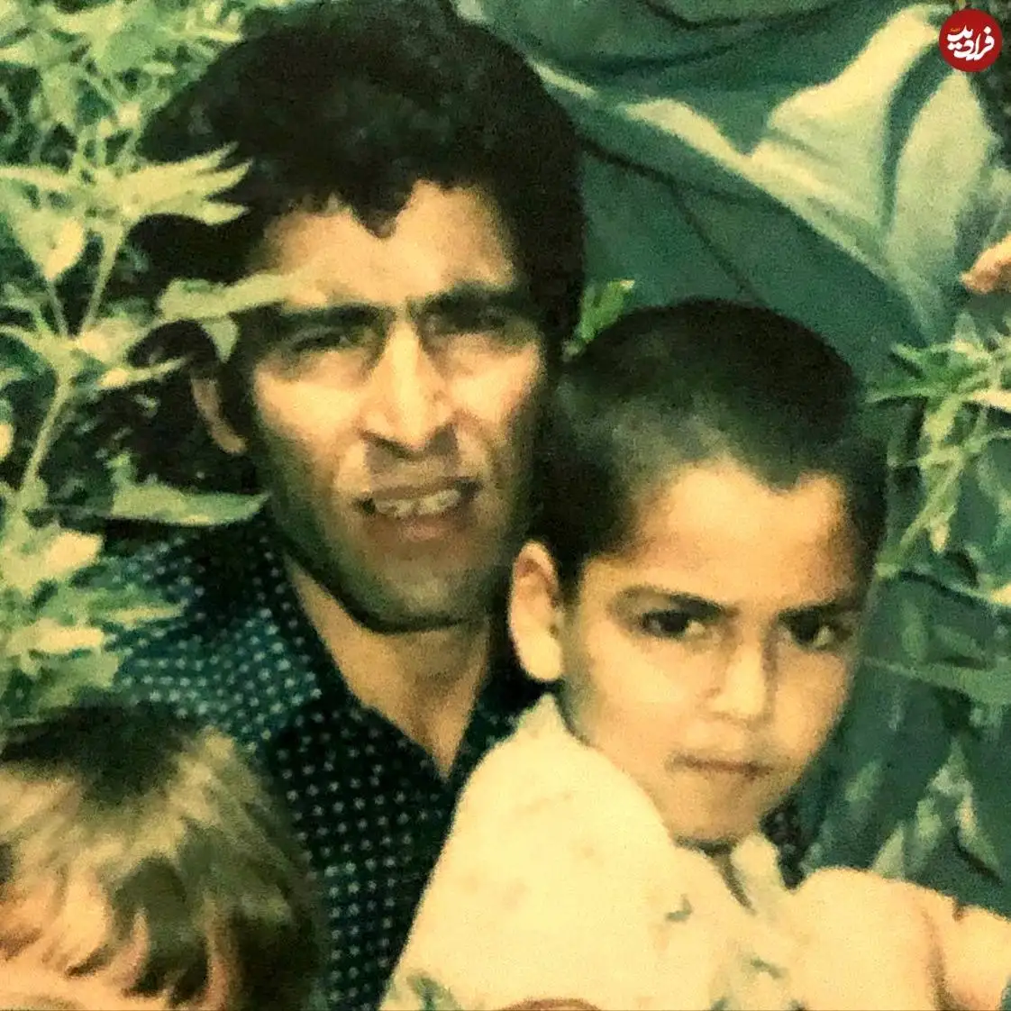 عکس| سفر در زمان؛ «خلیل» سریال نون خ در آغوش پدرش در کودکی؛ دهه 50