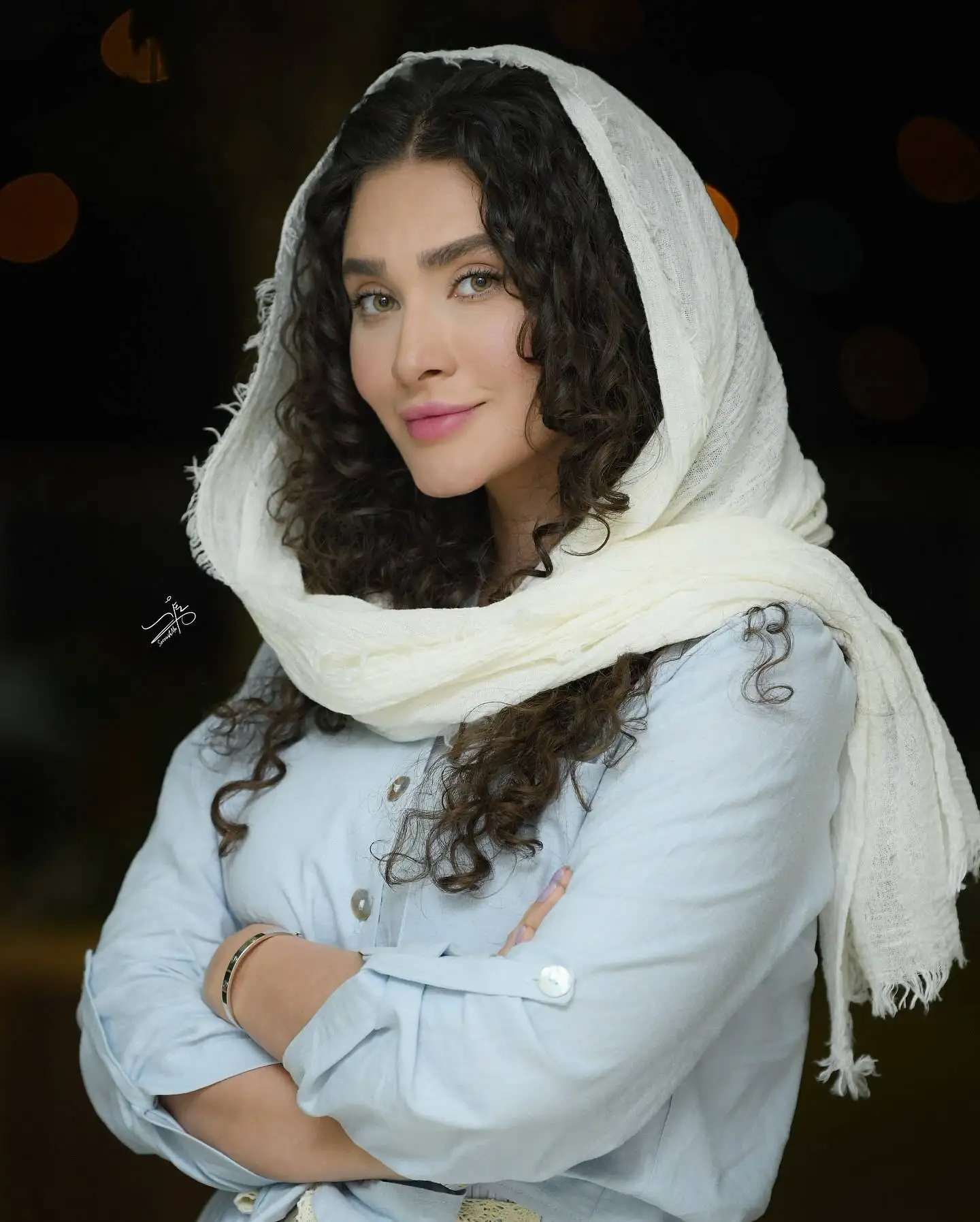 تصاویر؛ «ساناز سعیدی» با استایل آبی آسمانی و صندل های تابستانی در جشنواره