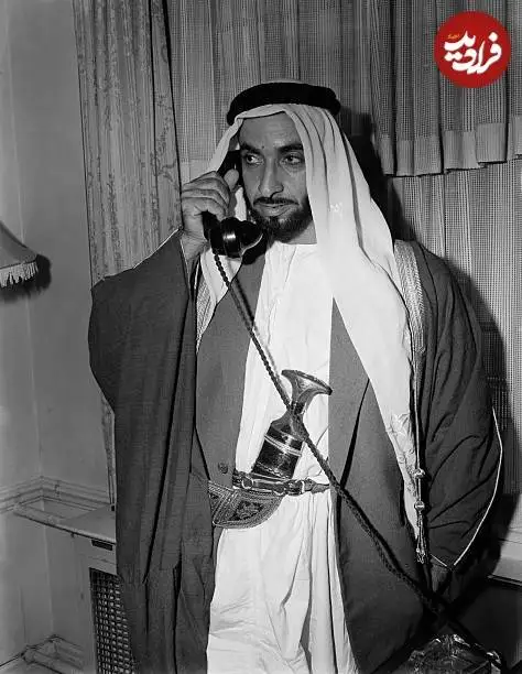 عکس| سفر در زمان؛ «شیخ زاید، بنیانگذار امارات» در حال صحبت با تلفن در لندن؛ سال 1334