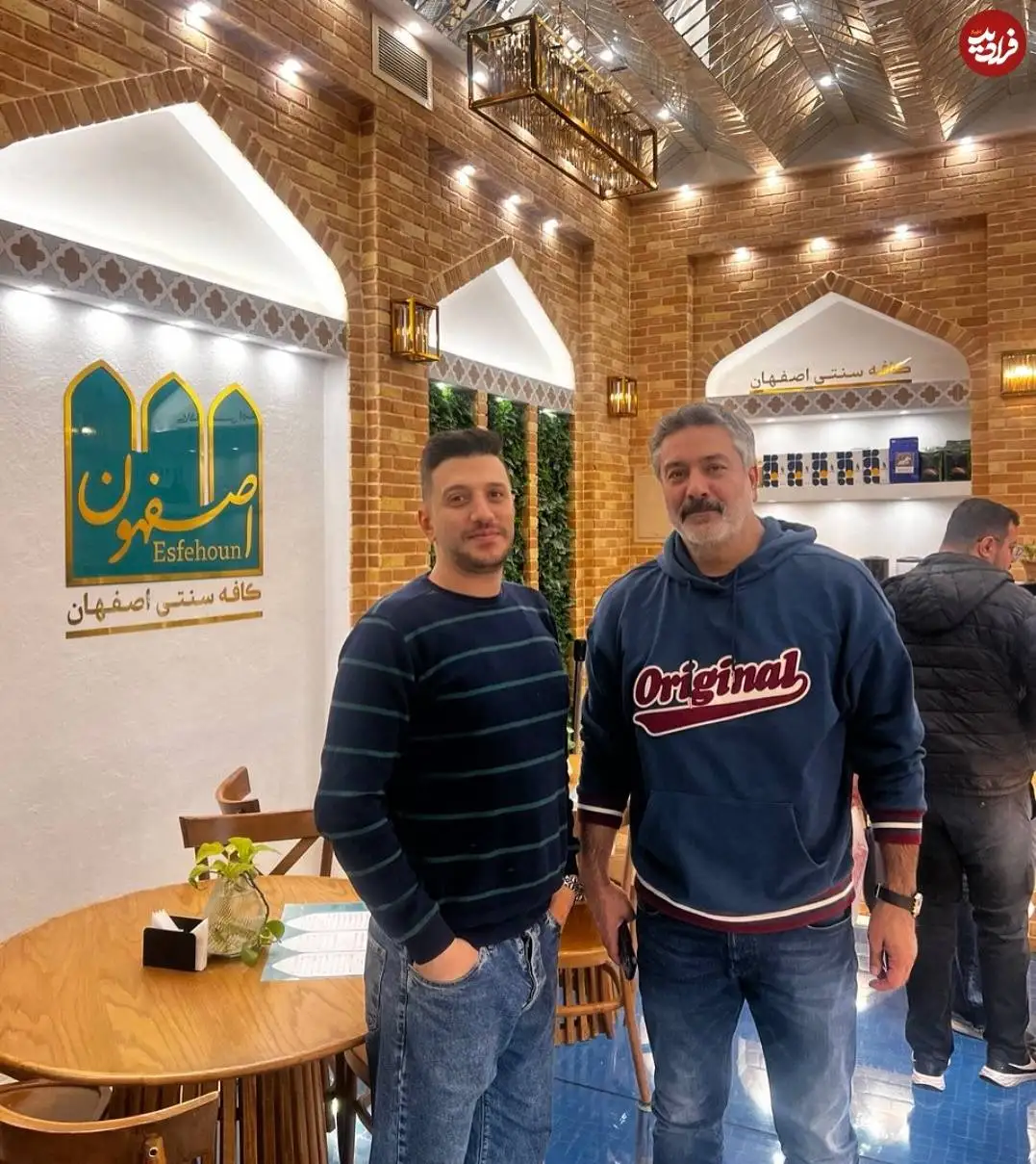 عکس| سفر در زمان؛ «طاها» سریال آوای باران در یک کافه در اصفهان؛ سال 1403