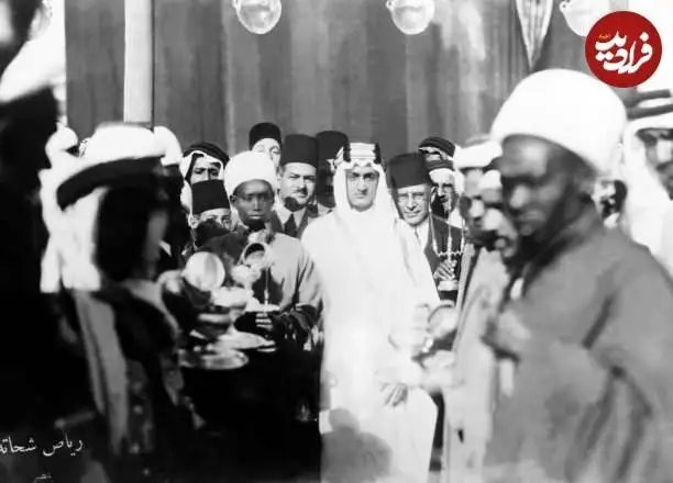 عکس| سفر در زمان؛ «ملک فیصل، پادشاه عربستان» در حال ورود به کعبه؛ سال 1308