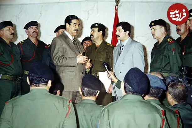 عکس| سفر در زمان؛ «قصی صدام حسین» به همراه پدرش در میان افسران ارشد در بغداد؛ سال 1381