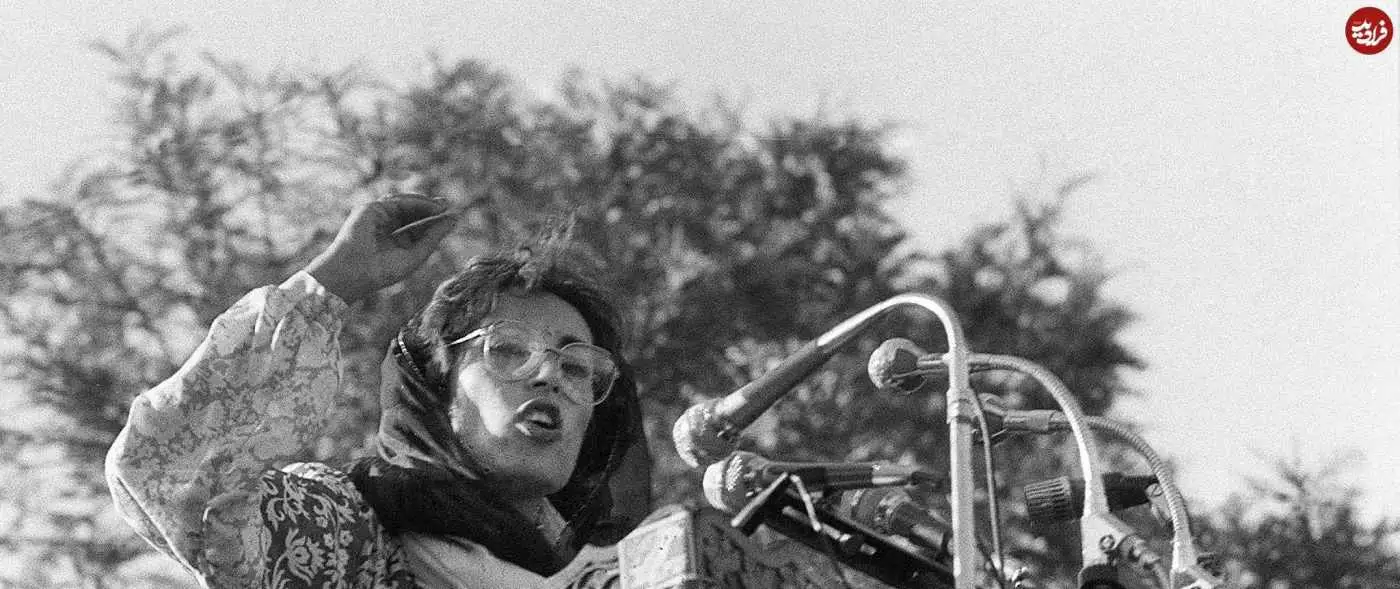 عکس| سفر در زمان؛ «بی نظیر بوتو» در حال سخنرانی در راولپندی؛ سال 1365