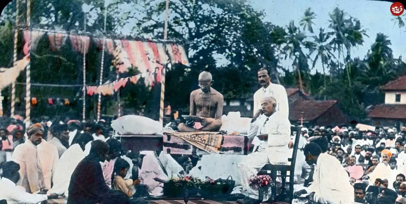 عکس| سفر در زمان؛ «مهاتما گاندی» در یک گردهمایی در شهر ماگالور؛ سال 1299