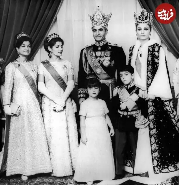 عکس| سفر در زمان؛ «اشرف پهلوی» در کنار محمدرضا پهلوی و فرح در مراسم تاجگذاری در تهران؛ سال 1346