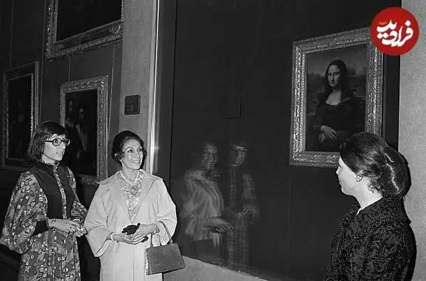 عکس| سفر در زمان؛ «بی نظیر بوتو» به همراه مادرش در حال بازدید از موزه لوور در پاریس؛ سال 1354